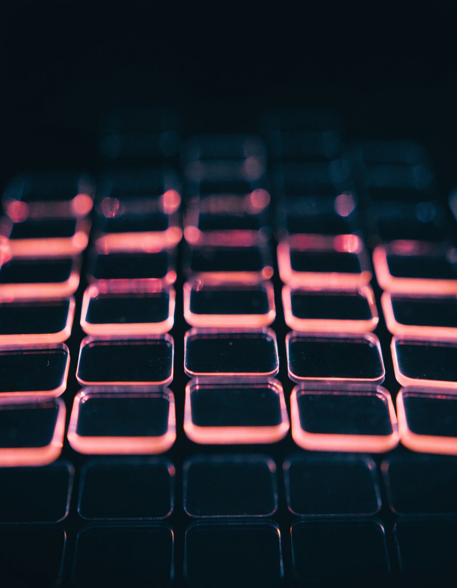 Grid de fichas de credito translucidas con luz coral y magenta